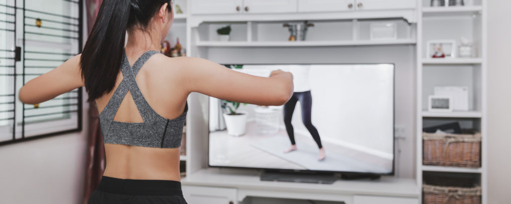 client using a tv screen to follow the personal trainer