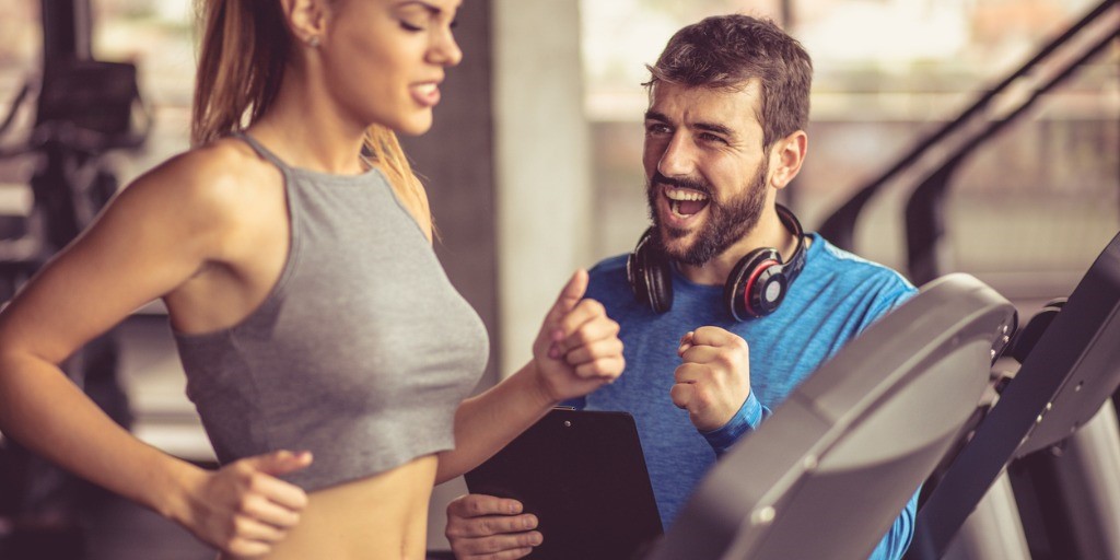 Personal trainer motivates the client to keep going